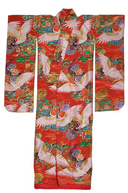 JAPON - XXe siècle Uchikake (kimono de mariage) en soie rouge à décor brodé aux fils...