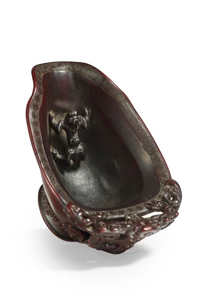 CHINE - XVIIe siècle Très belle coupe libatoire en corne de rhinocéros foncée, à...