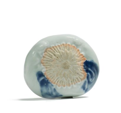 JAPON - Epoque MEIJI (1868 - 1912) Blue and white porcelain netsuke in the shape...