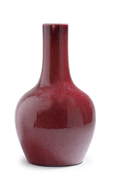 CHINE - Fin XIXe siècle Vase with rounded body and straight neck, in oxblood red...