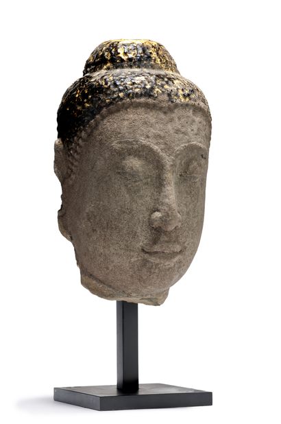 THAILANDE - Période AYUTHYA (1350 - 1767), XVe siècle Tête de bouddha en grès, les...