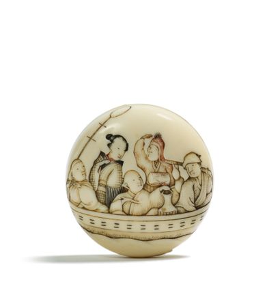 JAPON - XIXE SIÈCLE Ivory manju with traces of polychromy decorated with a boat with...