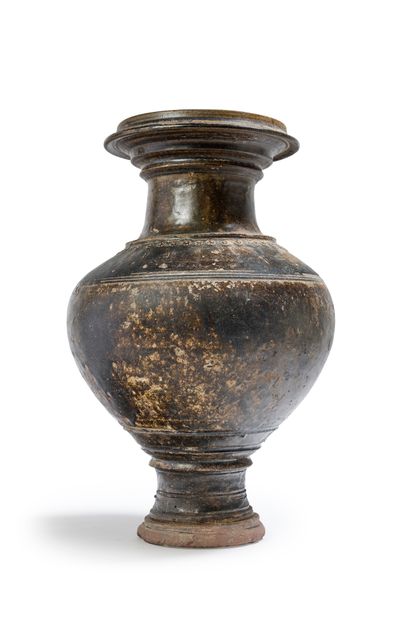 CAMBODGE - Période khmère, Xe/XIIIe siècle Vase balustre en grès émaillé brun foncé...