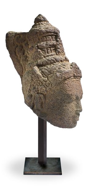 INDONESIE, JAVA CENTRALE IXe siècle Head of a boddhisattva in andesite, eyes half...