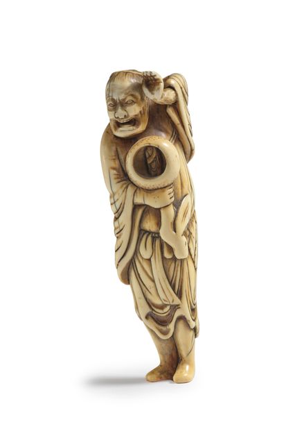 JAPON - Epoque EDO (1603 - 1868), XVIIIe siècle Carved ivory netsuke with a standing...