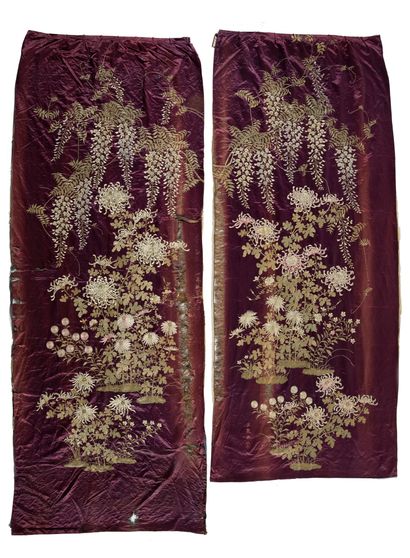JAPON - XIXE SIÈCLE Set of two textiles in purple silk, embroidered with polychrome...