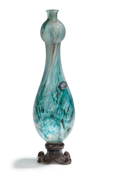 Émile GALLÉ (1846-1904) Vase artistique à corps ovoïde et col bulbeux en verre à...