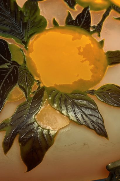 ÉTABLISSEMENTS GALLÉ Rare lampe dite «aux oranges» en verre triple couche dégagé...