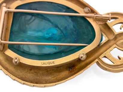 RENE LALIQUE (1860-1945) 
美杜莎 特殊的吊坠，有三条蛇，由18K黄金制成，带有珐琅的亮点，银色的卵石包围着美杜莎的脸，用失蜡的水晶浆重新抛光，呈蓝绿色。在下部悬挂着一颗巴洛克式的珍珠。



签名：Lalique...