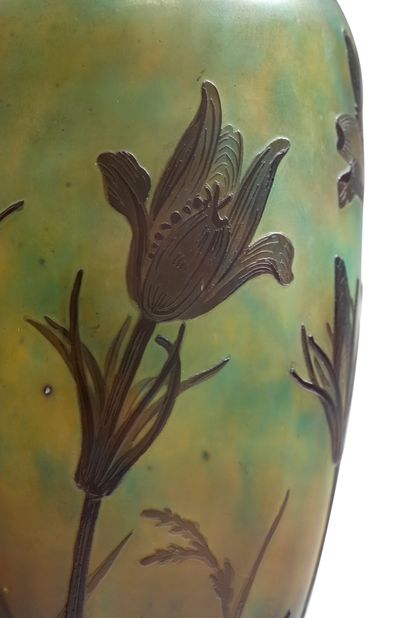 DAUM Nancy Vase balustre en verre doublé à décor dégagé à l'acide de motifs floraux...