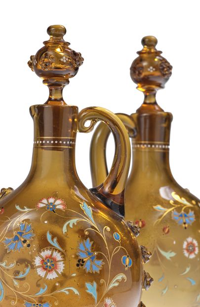 Philippe Joseph BROCARD (1831-1896) Paire de carafes en verre ambré émaillé à décor...