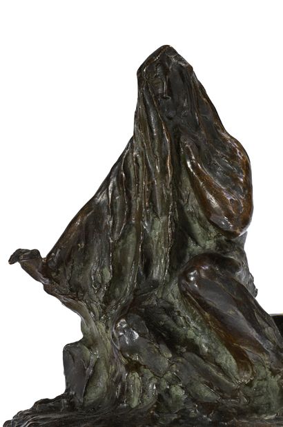 Raymond Jacques SABOURAUD (1864-1938) Sculpture en bronze figurant une femme assise
Signée...