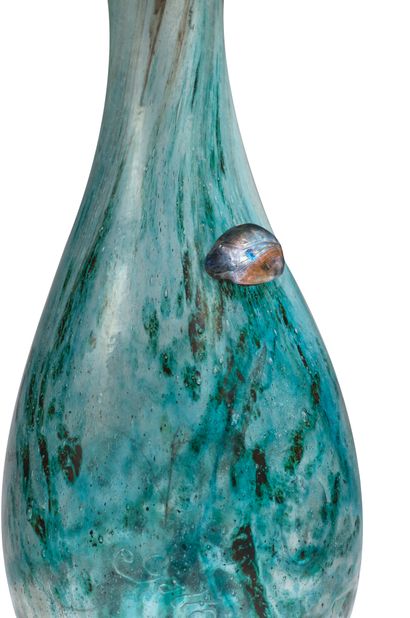 Émile GALLÉ (1846-1904) Vase artistique à corps ovoïde et col bulbeux en verre à...