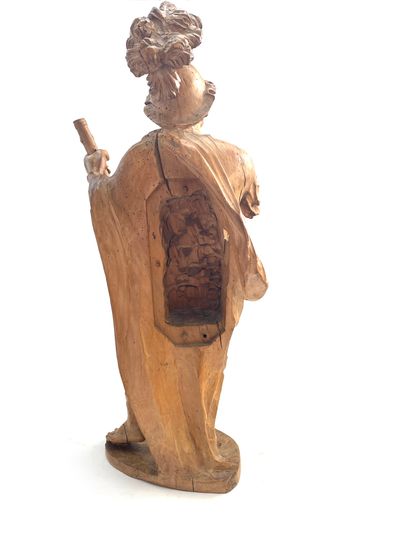 Allemagne du Sud ou Italie du Nord, XVIIe siècle 雕刻的石灰木军圣，背部镂空。他站着，左腿微微抬起，右手放在胸前。...