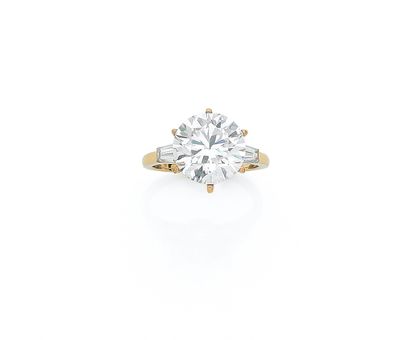 VAN CLEEF & ARPELS Gold-platinum ring (950°/00) signed V.C.A., set with a round brilliant-cut...