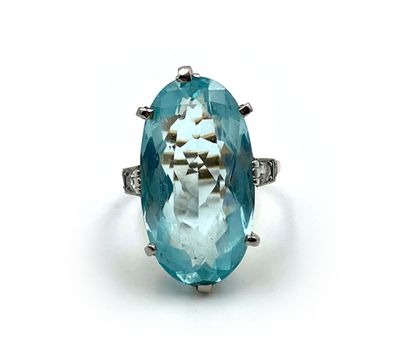 null 14K (585°/°°) two-tone gold ring set with an aquamarine Gross weight: 7.05 ...