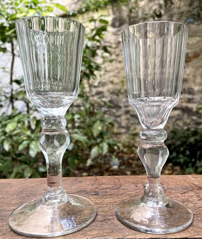 null Deux verres à pied en verre soufflé et facetté. Fin XVIIIe siècle H. 15,5 cm...