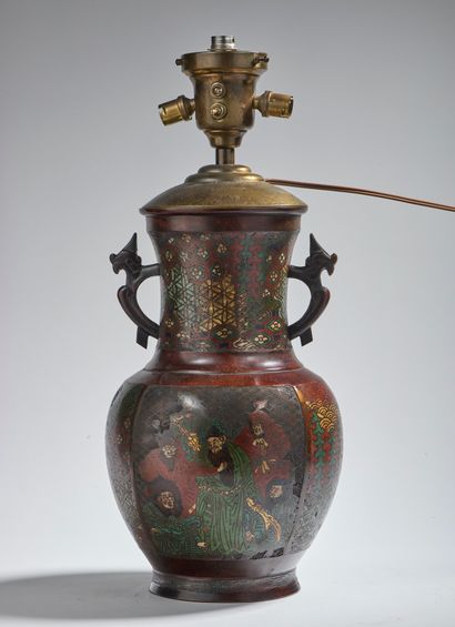 null Vase monté en lampe en bronze à patine brune à décor émaillé de personnages...