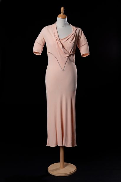 PAQUIN (attribué à) Salmon silk crepe afternoon dress with an asymmetrical neckline...