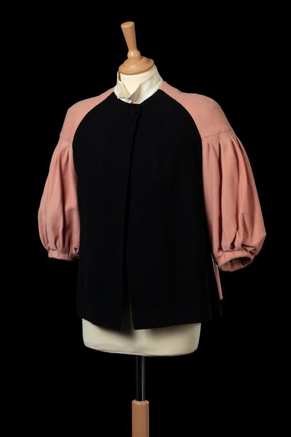 null Pink wool jacket with black wool fronts, white cotton piqué collar. Flared jacket...