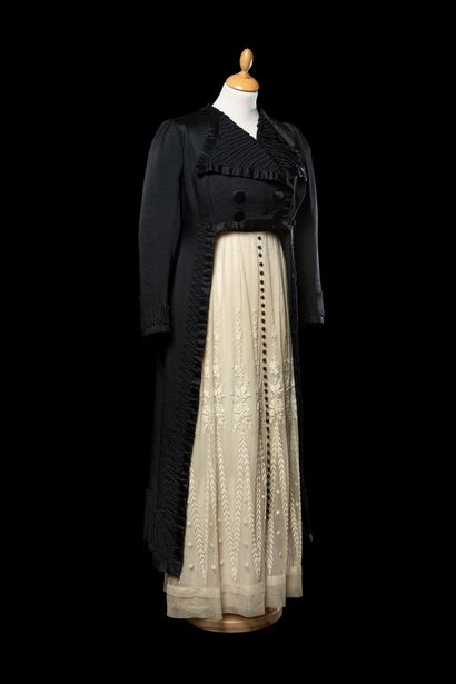 null Three-panel redingote with wide lapels, in black silk ottoman, decorated with...