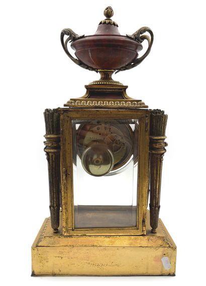 RAINGO FRÈRES Pendule cage en bronze doré et marbre rouge, flanquée de quatre carquois...