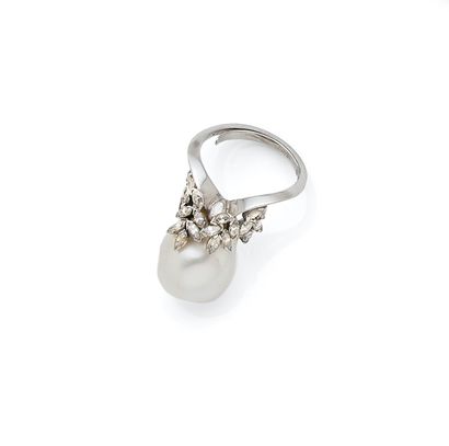 null Ring decorated with a pearl, the setting in white gold 750 thousandths with...