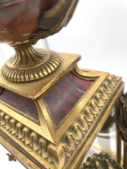 RAINGO FRÈRES Pendule cage en bronze doré et marbre rouge, flanquée de quatre carquois...