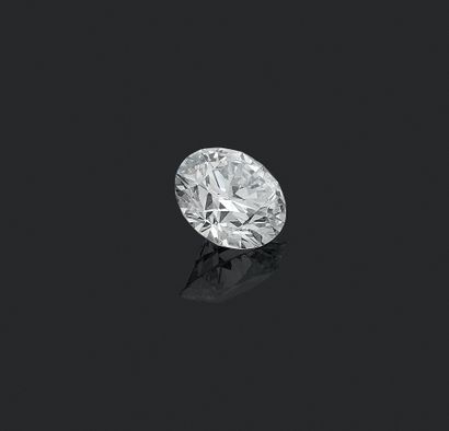 VAN CLEEF & ARPELS 
签名为V.C.A的金铂戒指（950°/00），镶有一颗重达5.56克拉的圆形明亮式切割钻石（11.48-11.63 x 6.93毫米）和两个锥体。法国宝石实验室（Laboratoire...