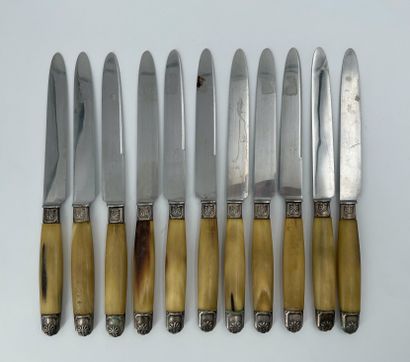 Série de onze couteaux en métal argenté,...