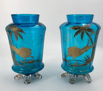 null Paire de vases en verre bleu à décor or de fauves

Clichy, 1900

H. 22 cm