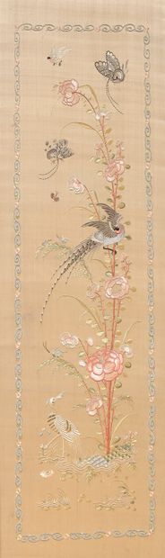 null CHINE, Canton - XIXe siècle

Paravent à trois feuilles en broderies polychrome...