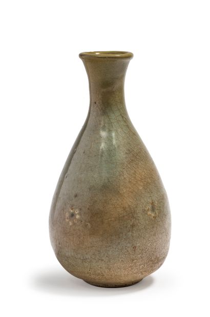  COREE - PÉRIODE CHOSEON (1392 - 1897) 
Vase bouteille à col évasé, en grès émaillé...