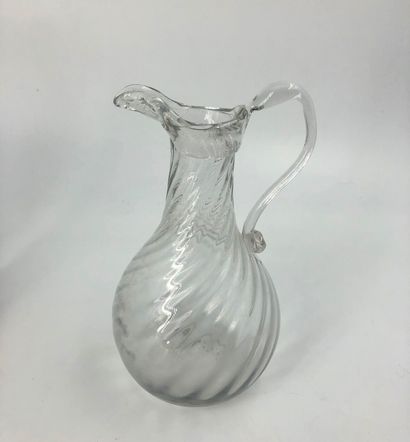 null Carafe en verre incolore torsadé

Normandie, XVIIIème siècle

H. 21 cm.

(Cheveu)



V....