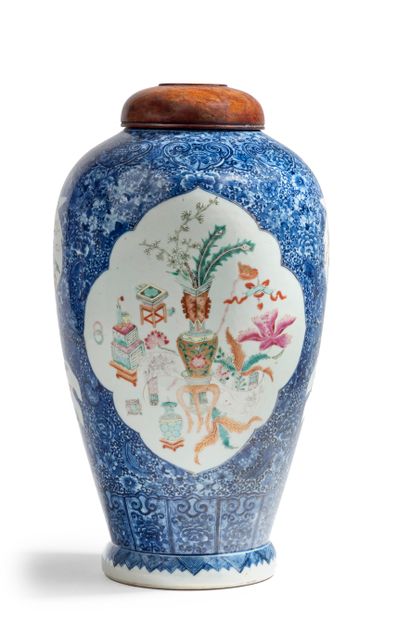 null CHINE - XIXe siècle 

Potiche en porcelaine, à décor en émaux polychromes de...