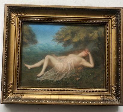 C.HENRIOT 
Femme nue allongée 
Pastel, signé...