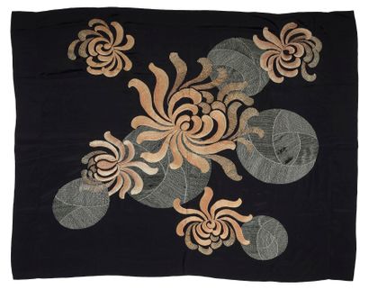 null JAPON - XIXE SIÈCLE

Broderie aux fils polychromes sur soie noire, au point...