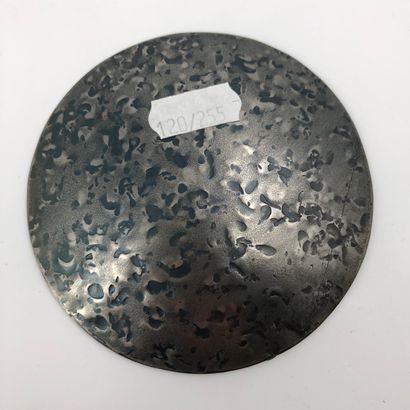 null Petite coupelle en métal argenté martelé 

Diam. 10 cm