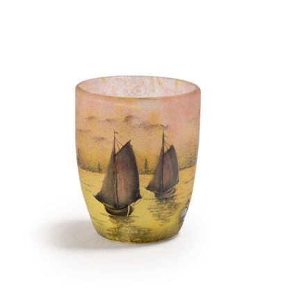 null DAUM Nancy

Voiliers

Petit gobelet, épreuve en verre multicouche au décor dégagé...