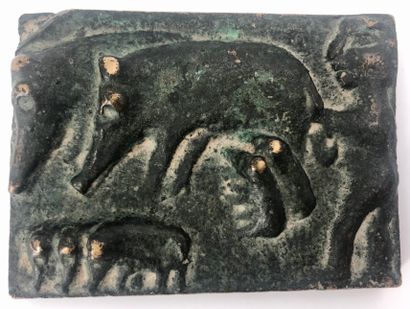  Plaque en bronze à motifs figuratif 
7 x 9,5 cm