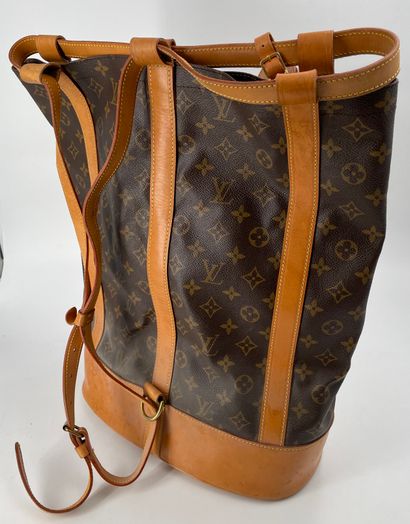 null LOUIS VUITTON

Sac besace en cuir monogrammé

43 x 40,5 x 17,5 cm

(usures ...