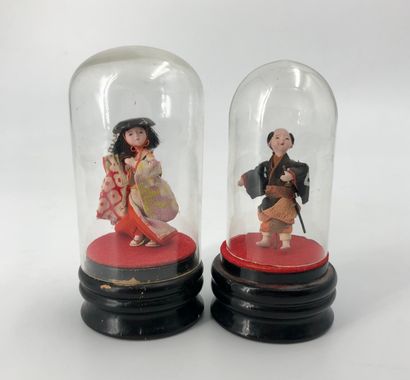 Deux petites poupées sous globe. 
Japon