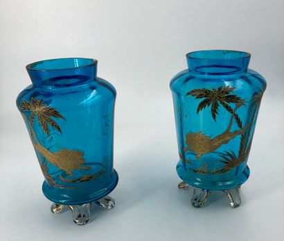 null Paire de vases en verre bleu à décor or de fauves

Clichy, 1900

H. 22 cm