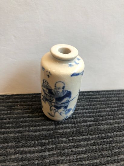 null CHINE - XXe siècle 

Flacon tabatière en porcelaine bleu-blanc à décor d'enfants...