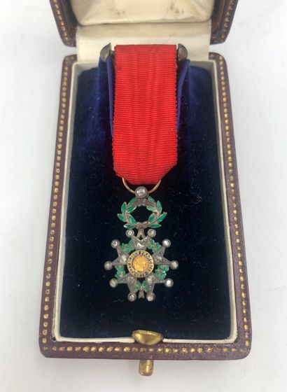 null France, Ordre de la légion d’honneur 

Etoile de chevalier miniature, IIIe République.

Dans...