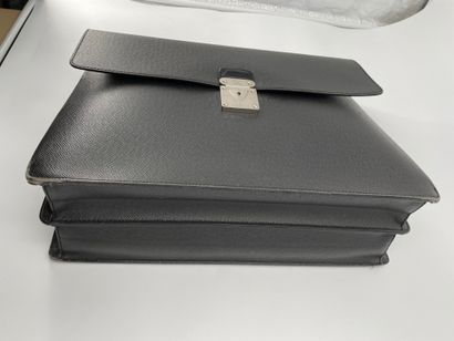 null LOUIS VUITTON 

Cartable modèle « conseiller » en cuir de vachette noir et laiton...