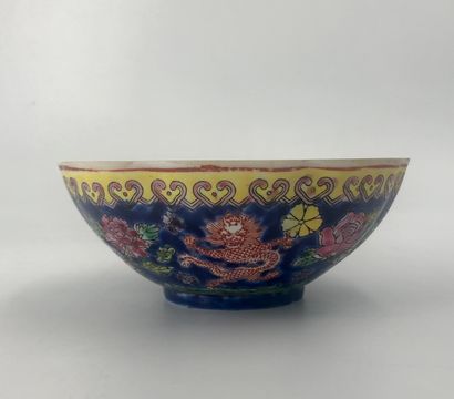  Bol en porcelaine à décor de dragons 
Chine