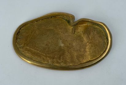 null Maurice FRECOURT (1890-?)

Coupe vide-poche en bronze à décor d’un aigle aux...