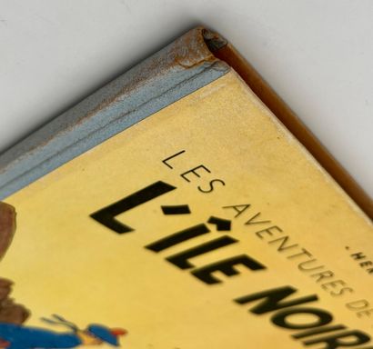 null Tintin - L'île noire : Edition dos bleu (A23 bis, 1944). Garde avant fendue....