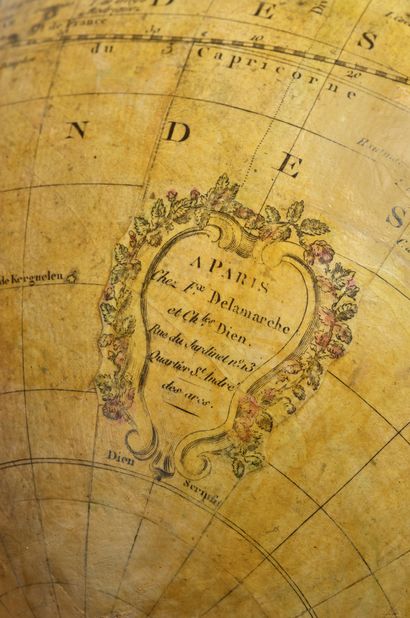 Charles François DELAMARCHE (1740-1817) 
Globe terrestre en carton et papiers gravés....
